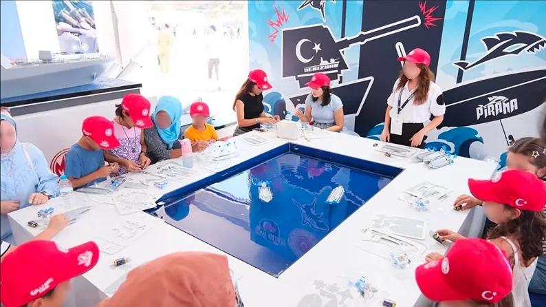 Atölyede deney yapan öğrenciler