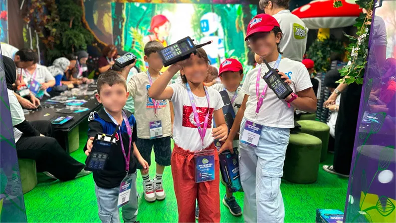 Bilim etkinliğinde ölçüm cihazlarıyla çocuklar