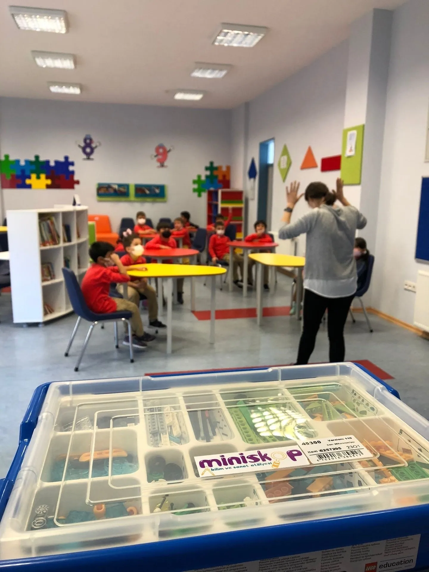 Kulüp sınıfında robotik kodlama seti