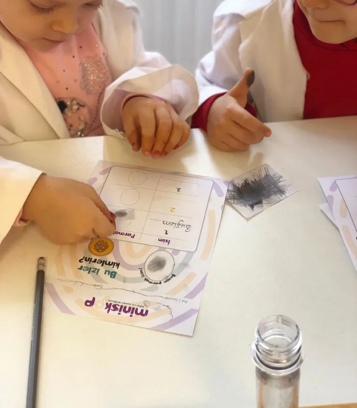 Etkinlik sayfası üzerinde çalışan çocuklar